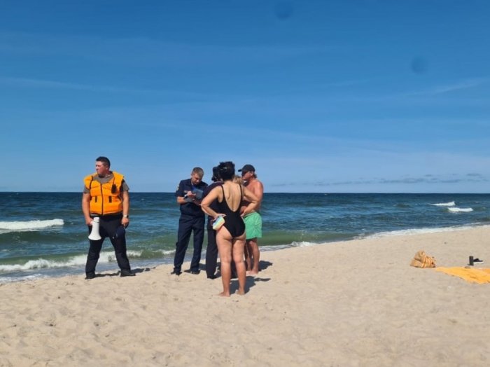 День выдался теплый и солнечный, но снова на море сильная волна и купание запрещено.