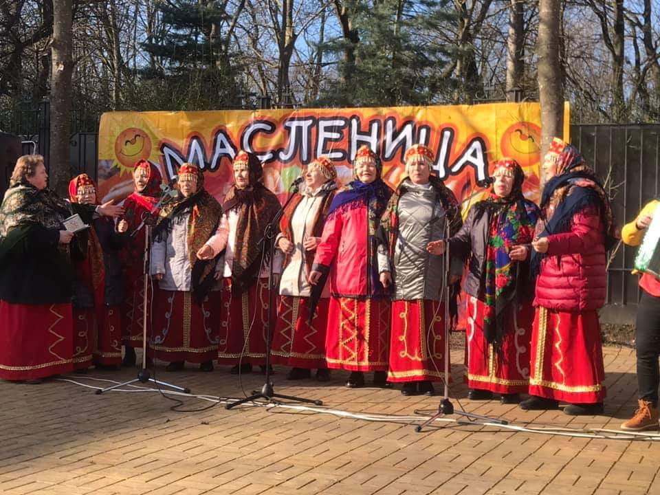 В Янтарном народными гуляньями 1 марта проводили зиму и встретили весну 