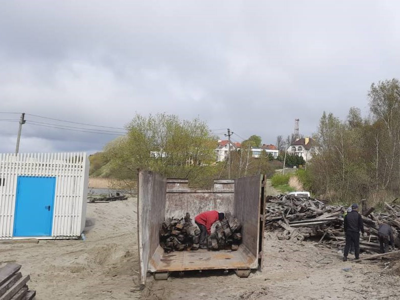 Продолжаем работу по вывозу старых досок, демонтированных при производстве ремонтных работ по восстановлению настила променада.
