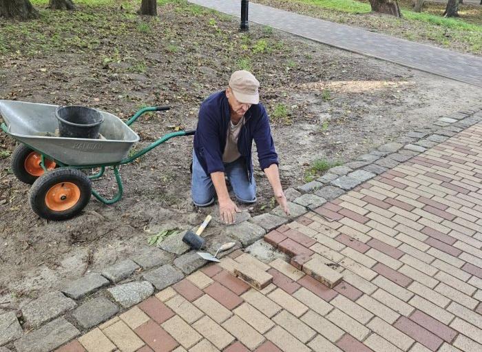В парке имени М. Беккера на центральной аллее начаты работы по восстановлению плиточного покрытия.