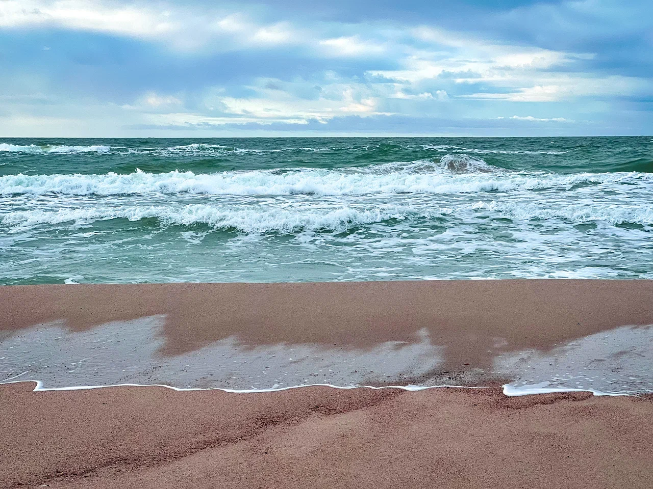 Море в Янтарном удивительно красиво в любое время года.