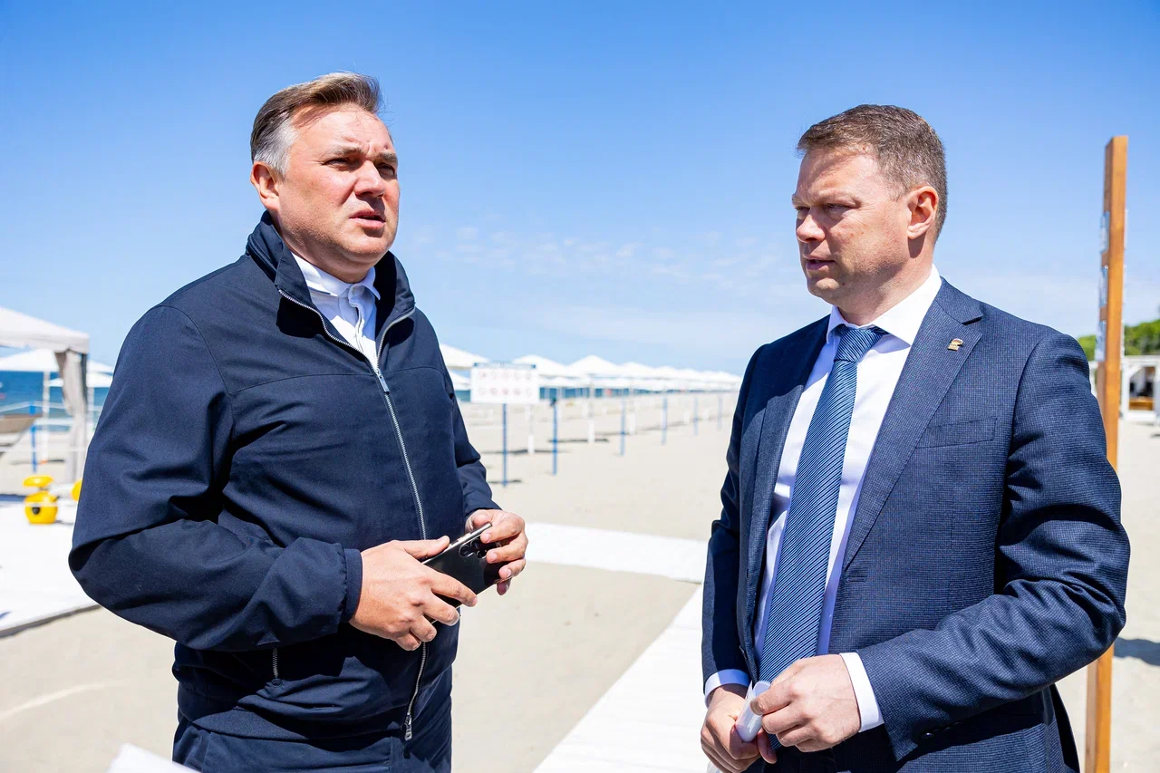 Вчера готовность пляжей к новому туристическому сезону в Янтарном оценил Андрей Ермак и Артур Крупин.