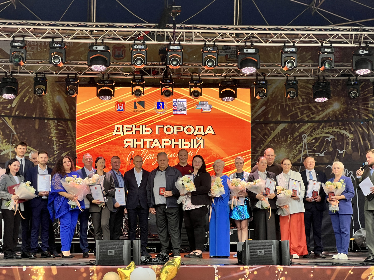 В Янтарном состоялся тройной праздник: День города, День основания Калининградского янтарного комбината, а также 80-летие Калининградской области. 